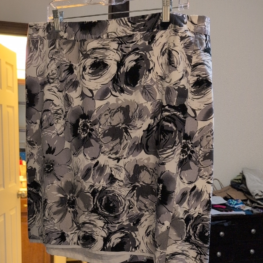 Van Heusen Monochrome Floral Pencil Skirt